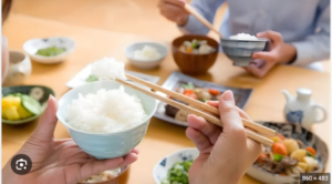 mơ thấy ăn cơm ở nhà người khác